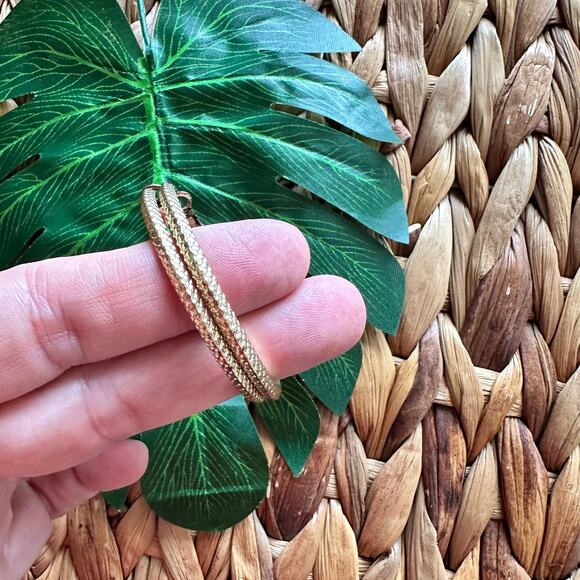 BOGO FREE GOLDEN HOOP EARRINGS - Picture 6 of 8